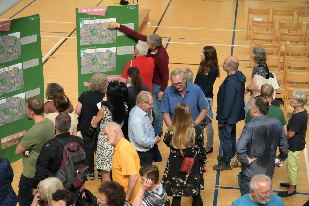 Bürgerinnen und Bürger sehen sich die Dialoginseln an